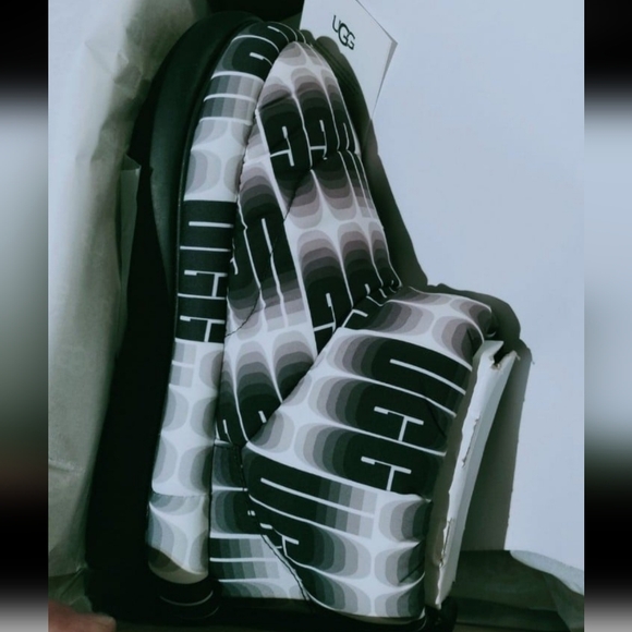 UGG Classic Maxi Wavelength.5 Mini Boots Women's 6. New with box. Black, white c - Picture 3 of 9